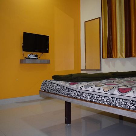 Vrundavan Hotel And Lodging Akalkot Eksteriør bilde