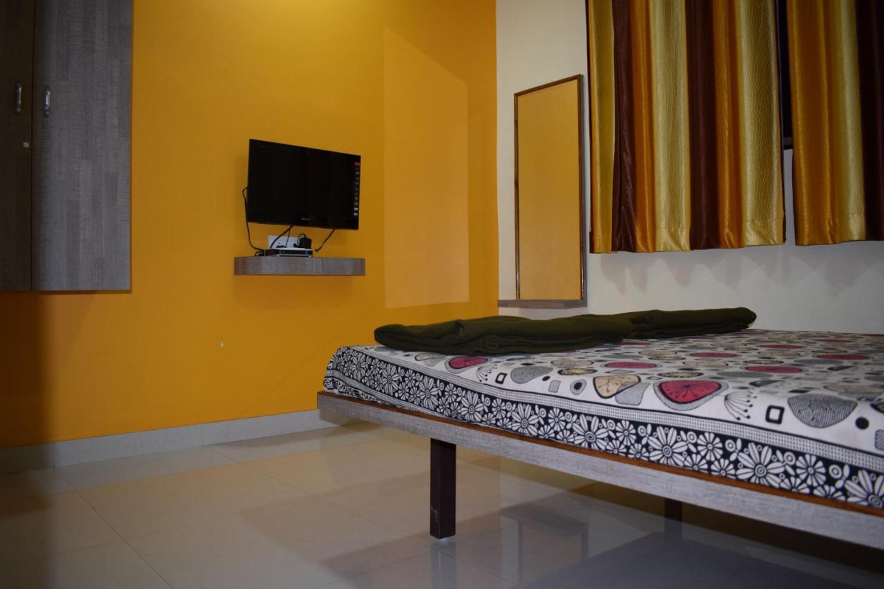Vrundavan Hotel And Lodging Akalkot Eksteriør bilde